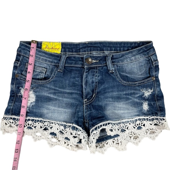 Machine size 30 distressed jean shorts with lace hems & bow back pockets EUC - Picture 9 of 11
